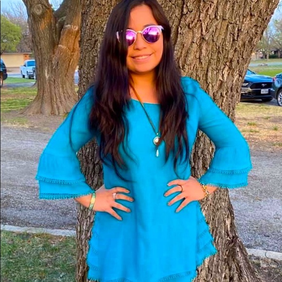 turquoise dress with a pretty design at the bottom and at the end of the sleeves - Picture 3 of 3